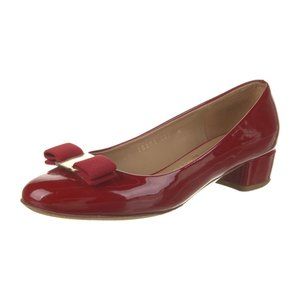 SALVATORE FERRAGAMO Vara Bow Accent Patent Leather Pumps Size: 6